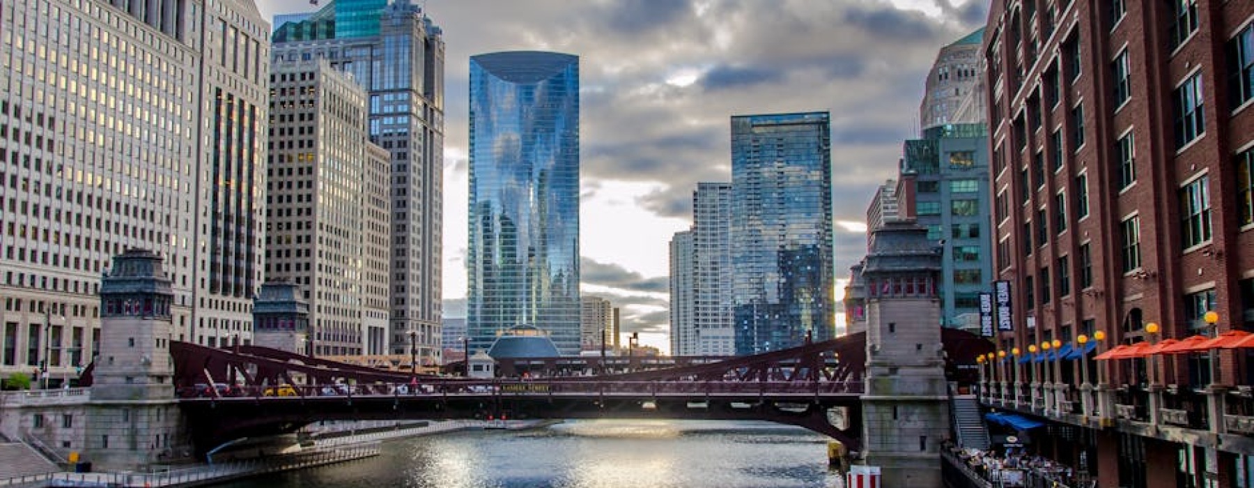 River North Chicago skyline - River North apartment buildings